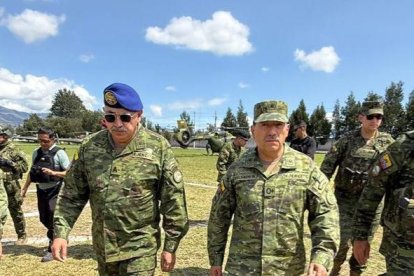 Los altos mandos militares fueron a Atuntaqui, Imbabura, para empezar el plan de despejar las vías.