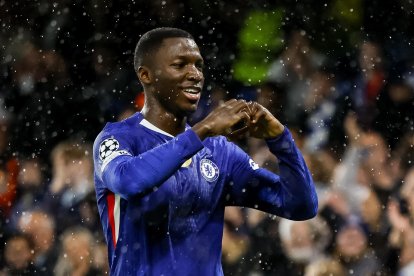 Moisés Caicedo del Chelsea celebra su primer gol en la Champions.