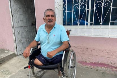 Freddy tiene 61 años y necesita una silla de ruedas eléctrica, pues un accidente y la diabetes lo dejaron sin piernas y con problemas de visión.