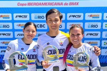 Doménica Mora, Juan David Espinoza y Doménica Azuero, con sus trofeos.