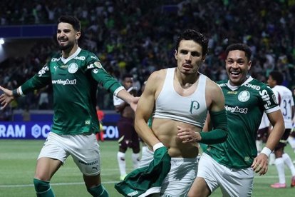 Rafael Veiga anotando el 4-0 para sellar al remontada de Palmeiras ante Liga de Quito.