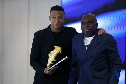 Kylian Mbappé junto a su padre en la entrega del Bota de Oro 2024-2025.