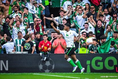 Jeremy Arévalo, el ecuatoriano que destaca en la Segunda División de España con Racing de Satander.