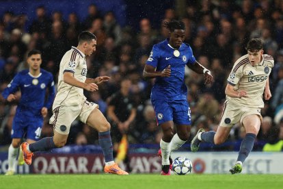 Romeo Lavia, defensor del Chelsea inglés.