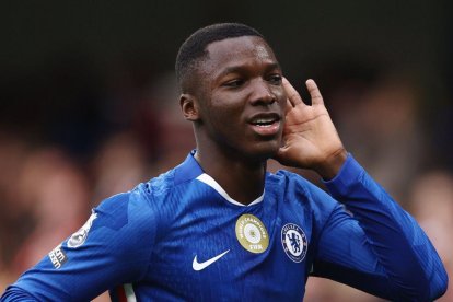 Moisés Caicedo jugador del Chelsea que recibirá a Barcelona.