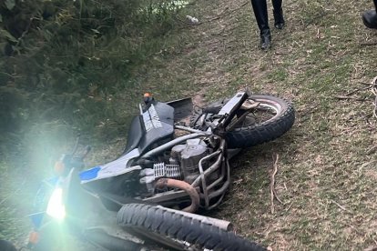 La motocicleta en la que se movilizaba el cabo de la Policía.