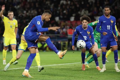 La selección francesa aprovecho para homenajear a las 132 víctimas mortales de los atentados yihadistas del 13 de noviembre de 2015.