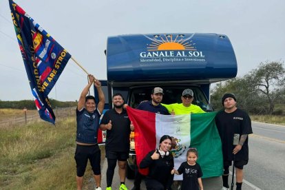 Grupo de los participantes en una competencia que duraría 23 días.