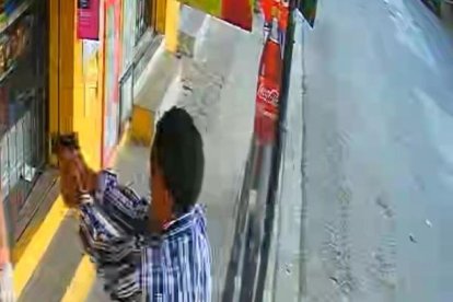 El momento del ataque quedó registrado en video.