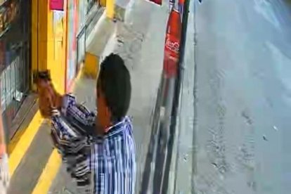 La acción del criminal quedó captada en una cámara.
