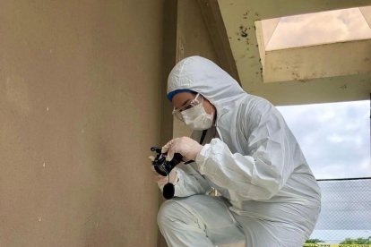 Camila Piedrahíta durante una simulación de registro fotográfico forense.