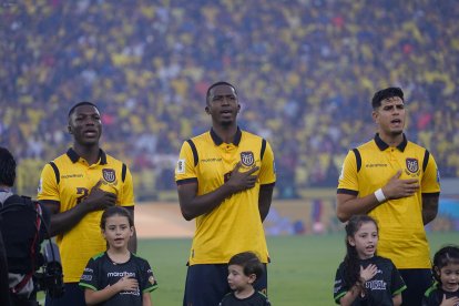 Moisés Caicedo (i), Willian Pacho y Piero Hincapié, puntales de las selección de Ecuador para el Mundial 2026.