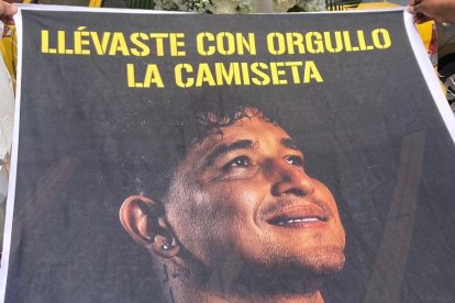 Homenaje de los hinchas amarillos hacia Mario Pineida.