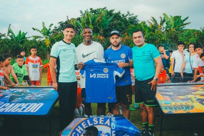 Espinosa aprovechó su visita en Santo Domingo para entregarle las mesas a Moisés Caicedo. Se demoró “40 minutos” en vencer a a Niño Moi.