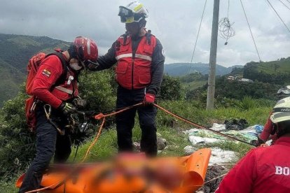 El cuerpo fue hallado en la vía Alóag -Santo Domingo.