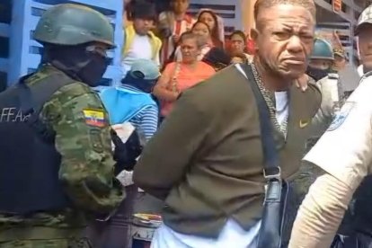 El sujeto fue detenido cerca del patio de comidas del establecimiento.