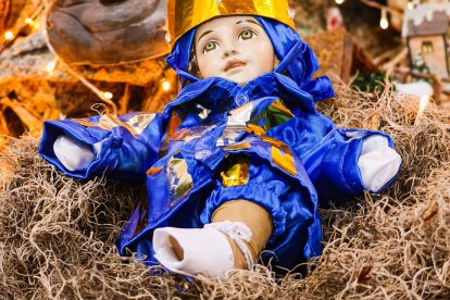 Los músicos de Proyecto Coraza adornan su pesebre a su gusto.