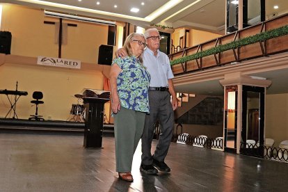 Los perjudicados recorriendo el templo cristiano que fundaron y están en riesgo de perder.