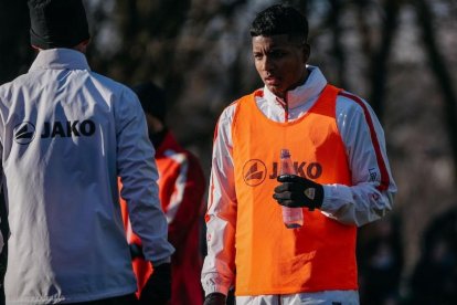 Jeremy Arévalo cumplió su primer entrenamiento del 2026 con el VfB Stuttgart