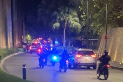 La Policía llegó al lugar del hecho de inmediato, desplegando unidades de investigación y seguridad para resguardar la zona y recolectar indicios sobre lo ocurrido.