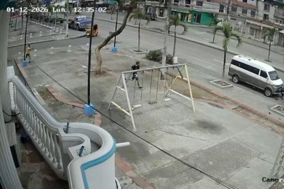 Momento en que un ciudadano es perseguido por otro armado.