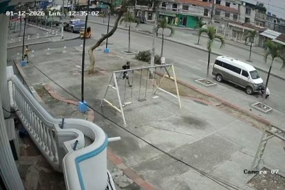 Momento en que un ciudadano es perseguido por otro armado, en un parque ubicado en la avenida Raúl Clemente.