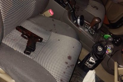 Esta arma encontraron en el carro en el que se movilizaban los sospechosos.