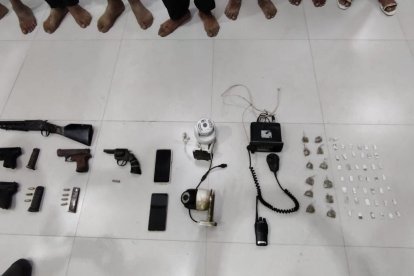 Evidencias incautadas durante el operativo en Quinge, Muisne: armas, vehículos, equipos de comunicación y sustancias sujetas a fiscalización bajo custodia militar.