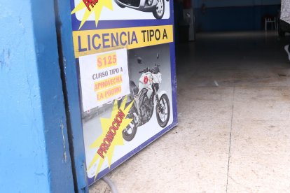 Escuelas de conducción subieron el precio de los cursos aprovechando la situación y lo publicitan como “promoción”.