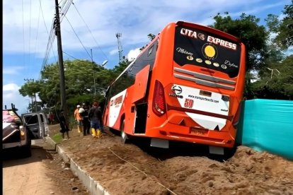 Bus de Cita Express quedó varado sobre un talud en La Marujita, Quinindé; se activó grúa para su retiro, sin reporte de heridos.