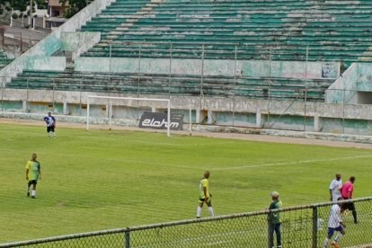 Jugadores de Esmeraldas Petrolero reviven la gesta del ascenso en el Folke Anderson, entre gradas desgastadas y el aliento de un barrio que nunca olvida.