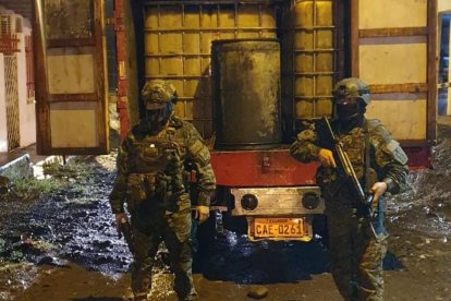 Militares ecuatorianos inspeccionan un camión con 3.000 galones de diésel presuntamente sustraído de un poliducto en Quinindé, durante operativo nocturno.