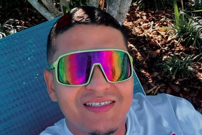 Dion Guevara Figueroa, alias “Ñañón”, fue asesinado a tiros en el barrio San Carlos. En la imagen, se le ve horas antes del crimen, en un momento de descanso.