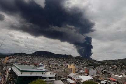 Una densa columna de humo se eleva sobre la ciudad de Esmeraldas tras el incendio en la refinería, generando alarma y movilización de equipos de emergencia.