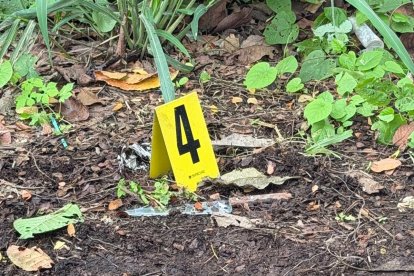 Un marcador de evidencia señala el lugar donde se hallaron indicios en Tabiazo, Esmeraldas, durante el levantamiento policial tras el enfrentamiento armado.