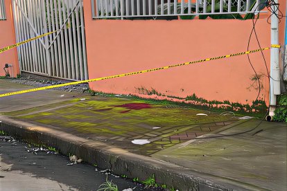 Cinta de seguridad rodea la vivienda en el barrio El Rocío, donde se hallaron manchas de sangre tras el ataque armado que dejó una víctima mortal.