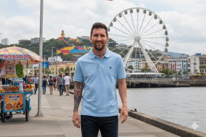 Según la Inteligencia Artificial... Messi si se diera una vuelta por el Malecón 2000.