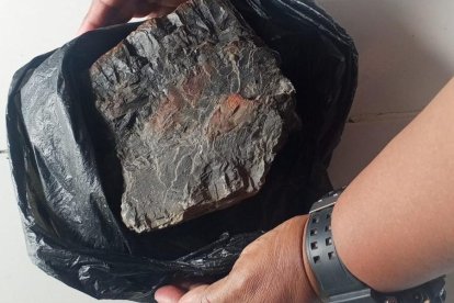 La roca que habría utilizado el agresor para atacar a su  amigo.