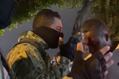 Hubo un cruce de palabras entre militares y el asambleísta.