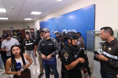 La Policía Nacional interviene en instalaciones de Segura EP, en Guayaquil, con el ministro John Reimberg (c) al frente.