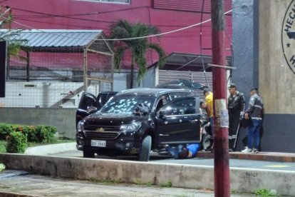 La policía inspecciona la escena del crimen.