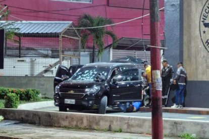 La policía inspecciona la escena del crimen.