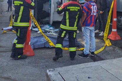 El camón se viró y adentro quedó la víctima, en Oyacoto, norte de Quito.