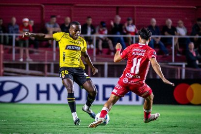 Jhonny Quiñónez fue la figura en el mediocampo de Barcelona SC ante Argentinos Juniors.