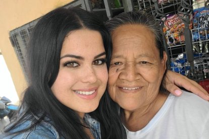 La creadora de contenido Alebamaaa (izquierda) y doña María Delia se juntaron para dar vida a ‘La abuelita de la tienda’.