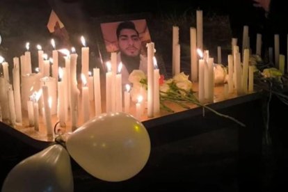 Los amigos de la víctima le hicieron un homenaje póstumo en la universidad donde estudió.