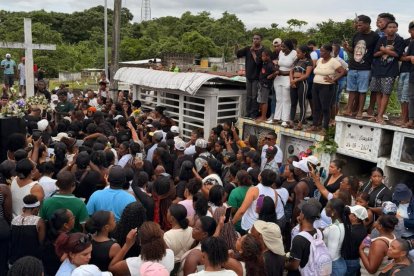 Decenas de personas se reunieron en el cementerio de Lagarto para dar el último adiós a Fulton Gabino Flores Solís, “Viejo Lango”.