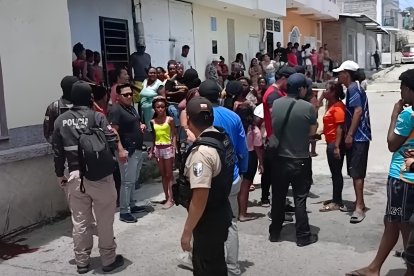 Agentes de la Policía Nacional acordonaron la zona del crimen en la calle Zamora, mientras vecinos observaban con impacto las manchas de sangre que evidenciaban el asesinato del adolescente.