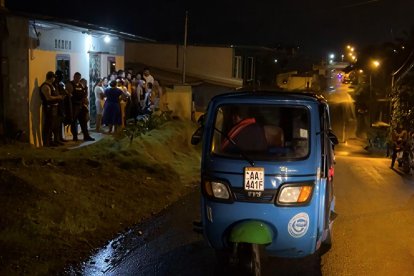 Procedimiento policial se desarrolla en el barrio Bellavista, de la parroquia La Unión, mientras moradores observan consternados tras el asesinato de Luis Trejo.