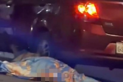 El cuerpo del hombre quedó tendido junto a un vehículo.